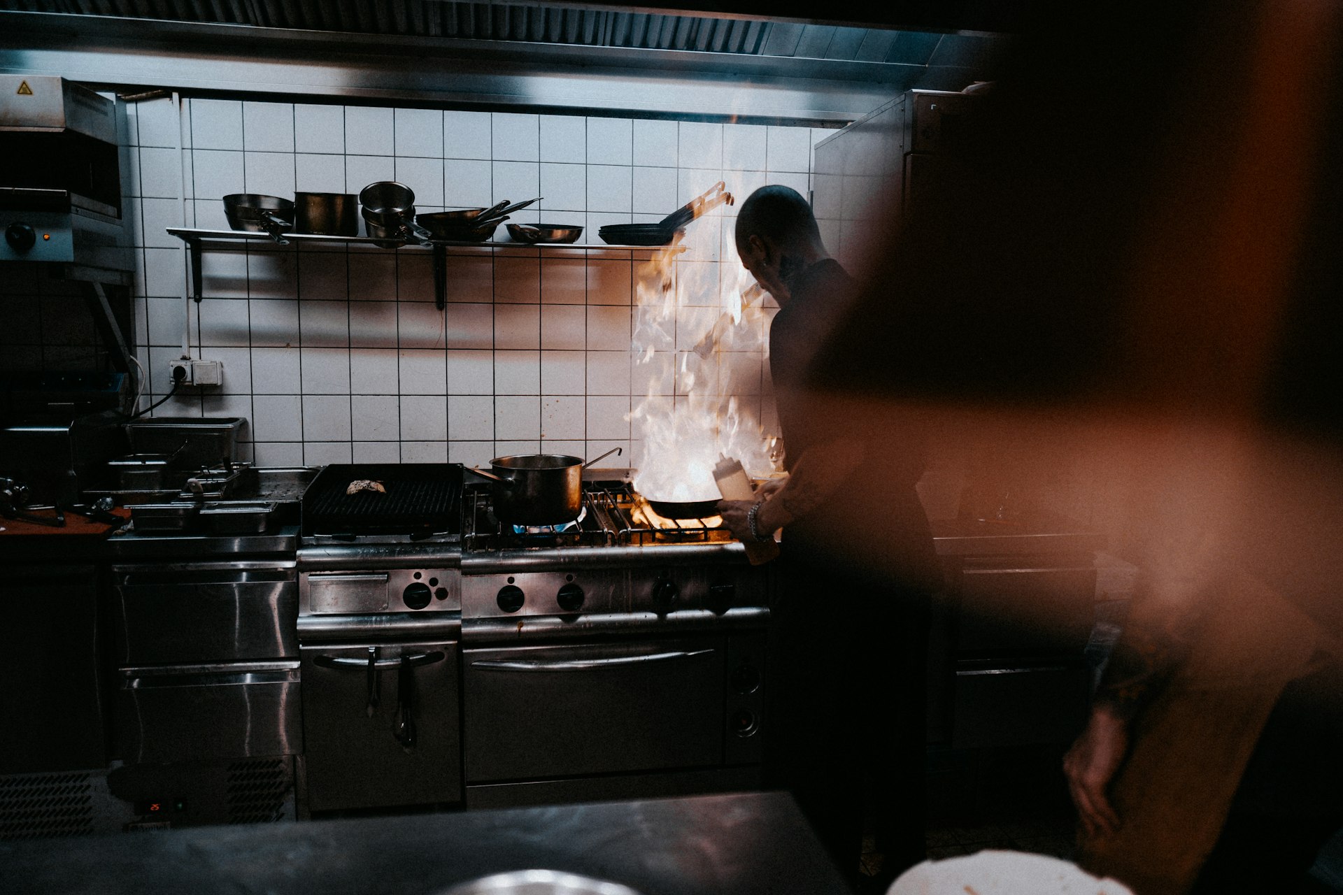 người nấu ăn bên trong bếp